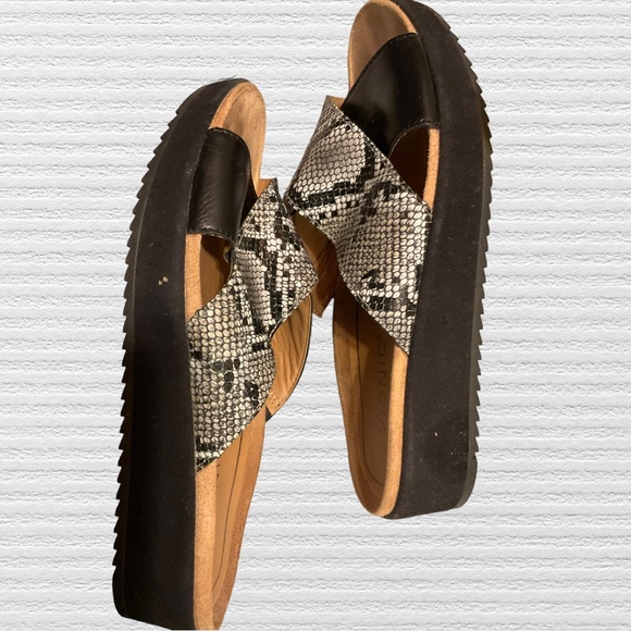 Vionic Snakeskin Pattern Sandals - Picture 4 of 7